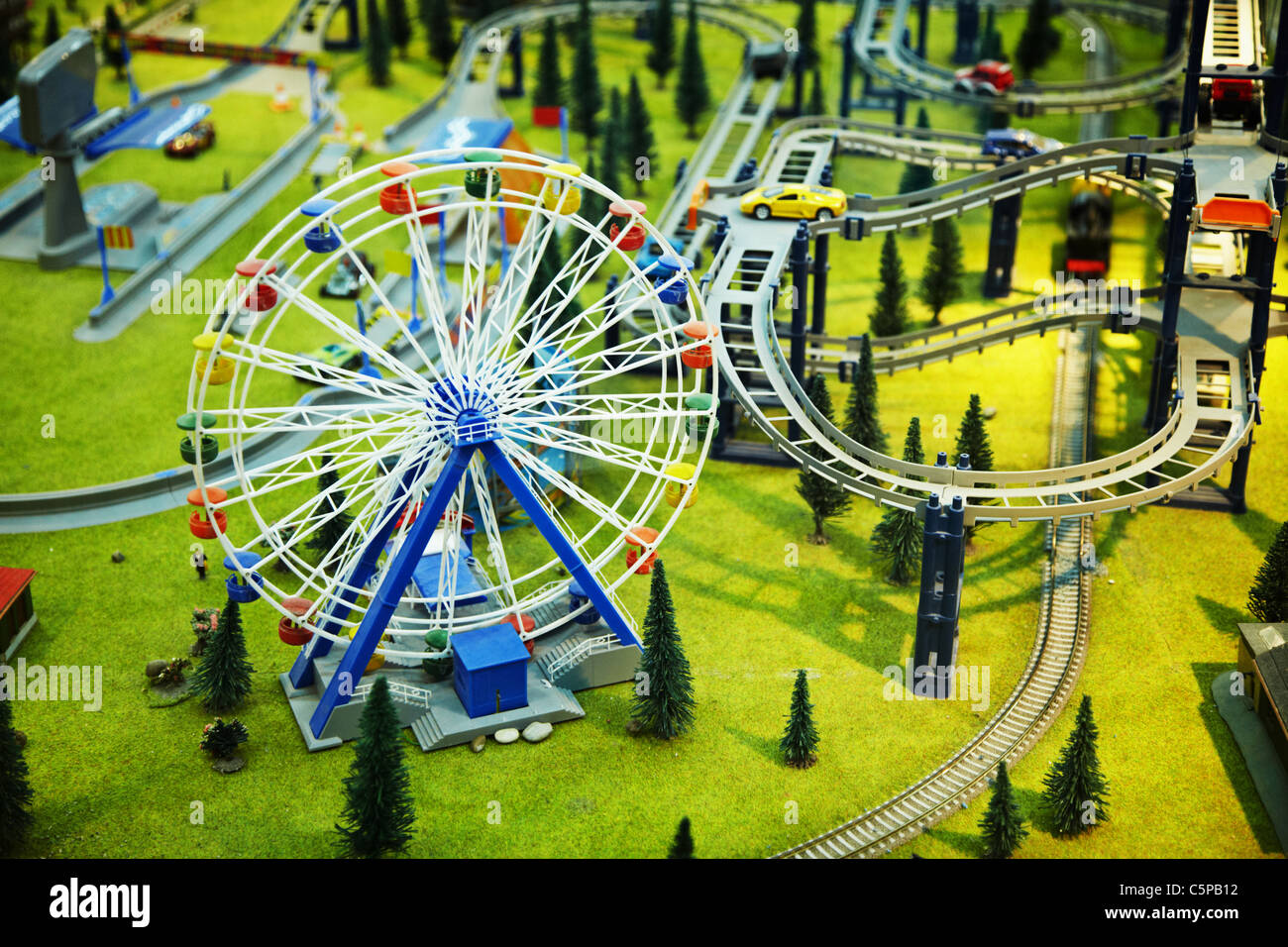 Modèle miniature - un parc avec une grande roue et le chemin de fer Banque D'Images