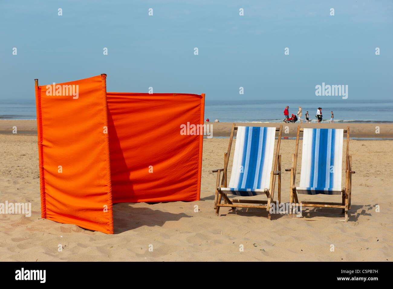 Dutch plage avec chaises colorées et bouclier du vent Banque D'Images