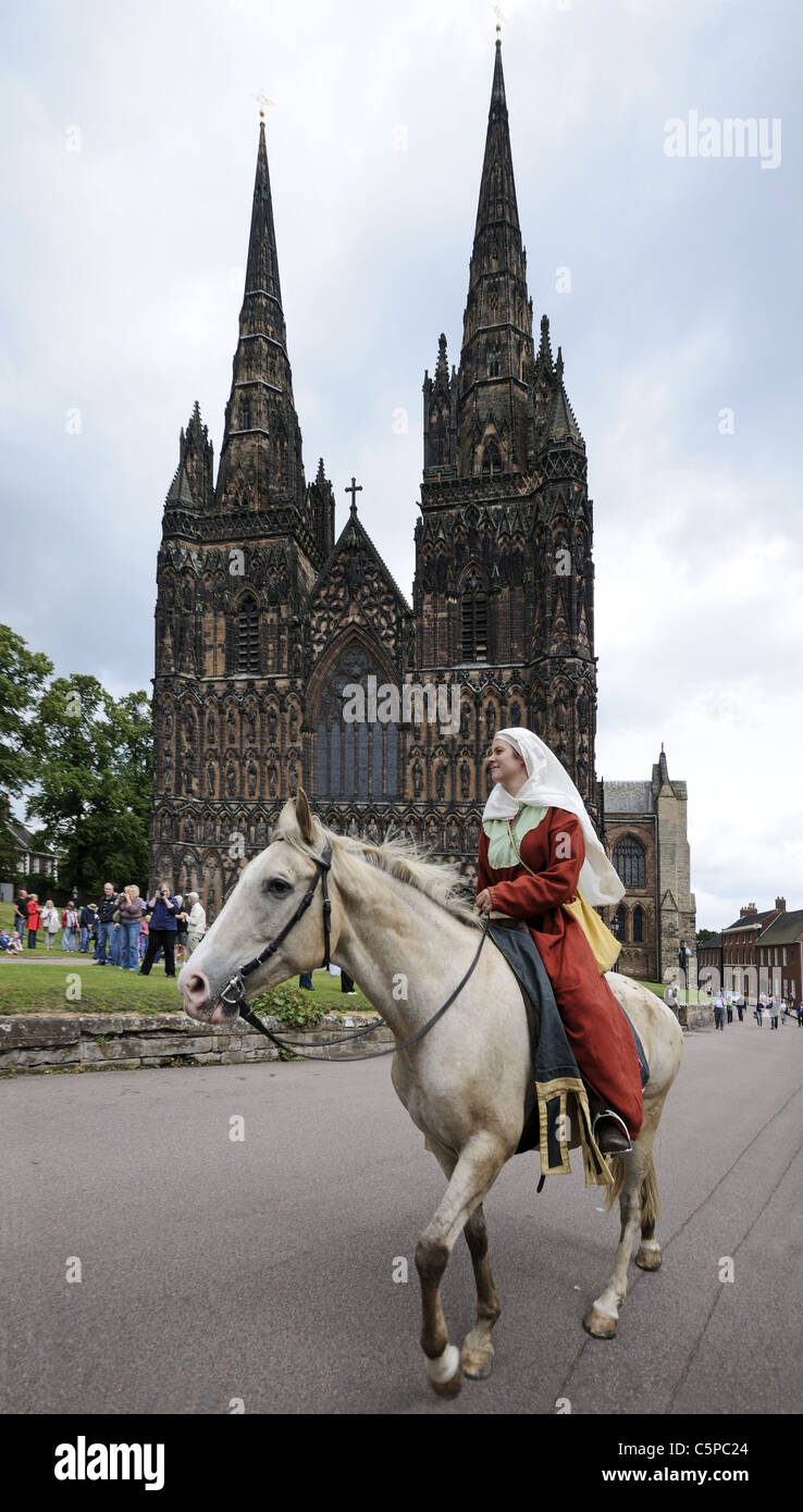 Anglo saxon Lady Rider arrive à la Cathédrale de Lichfield à proclamer l'Staffordshrie Hoard est d'être transféré à la Cathédrale Banque D'Images