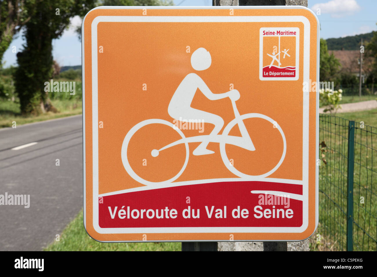 Un panneau routier indiquant la randonnée à vélo le long de la Seine ou  Veloroute du Val de Seine, Normandie, France Photo Stock - Alamy