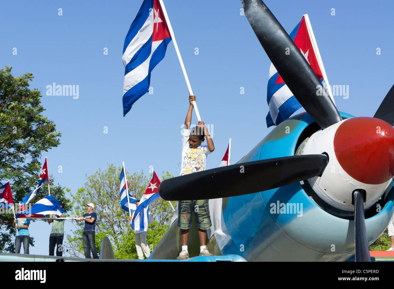 Les enfants cubains brandissant des drapeaux à Playa Giron célébrant la victoire au 50e anniversaire de la Baie des Cochons, à Cuba. Banque D'Images