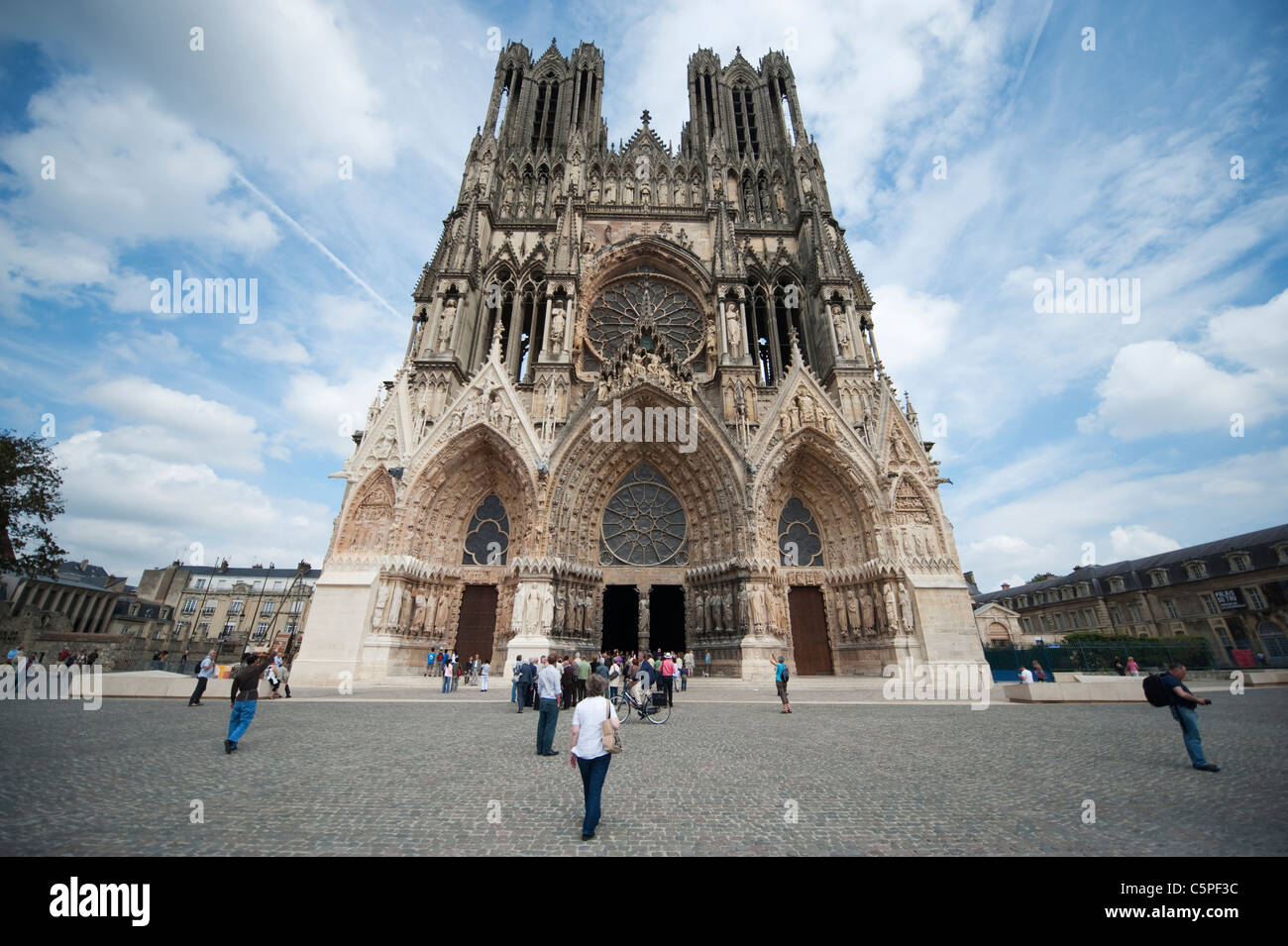 La Cathédrale de Reims entrée principale dans la façade occidentale avec les touristes Banque D'Images