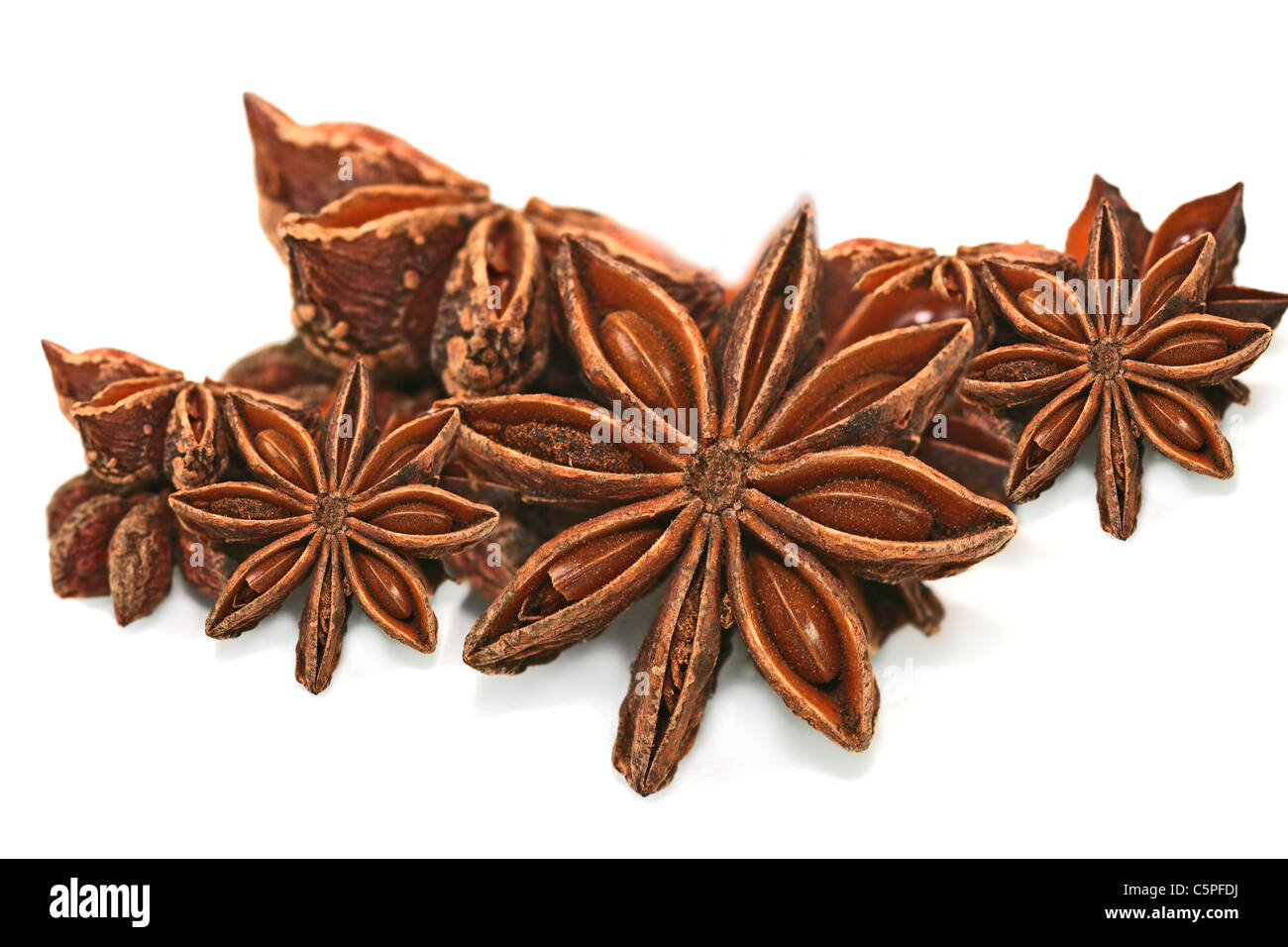 Les étoiles d'anis sur fond blanc Banque D'Images