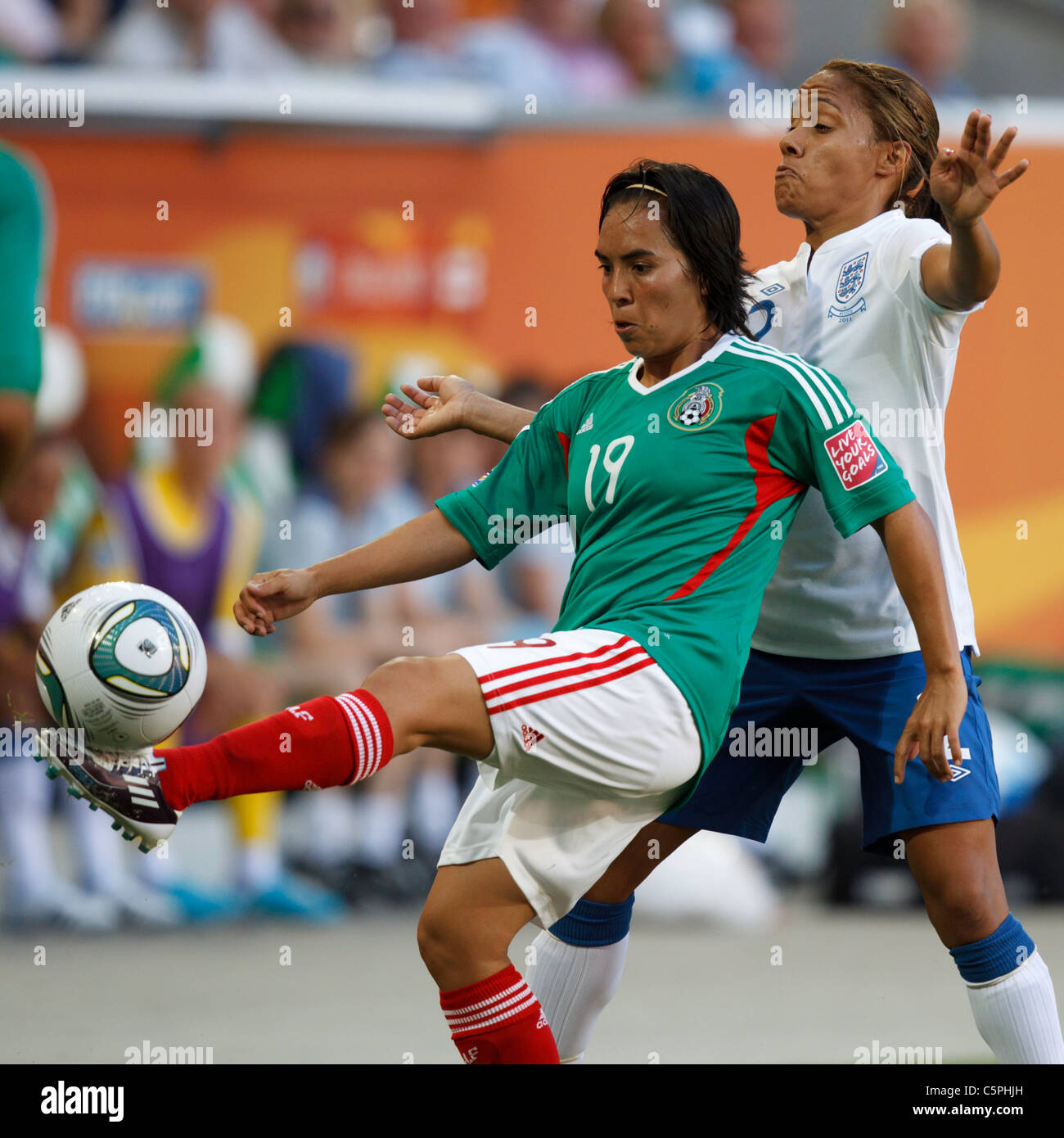 Alex Scott de l'Angleterre (r) pressions Monica Ocampo du Mexique (l) au cours d'une Coupe du Monde féminine de la fifa match du groupe B le 27 juin 2011. Banque D'Images