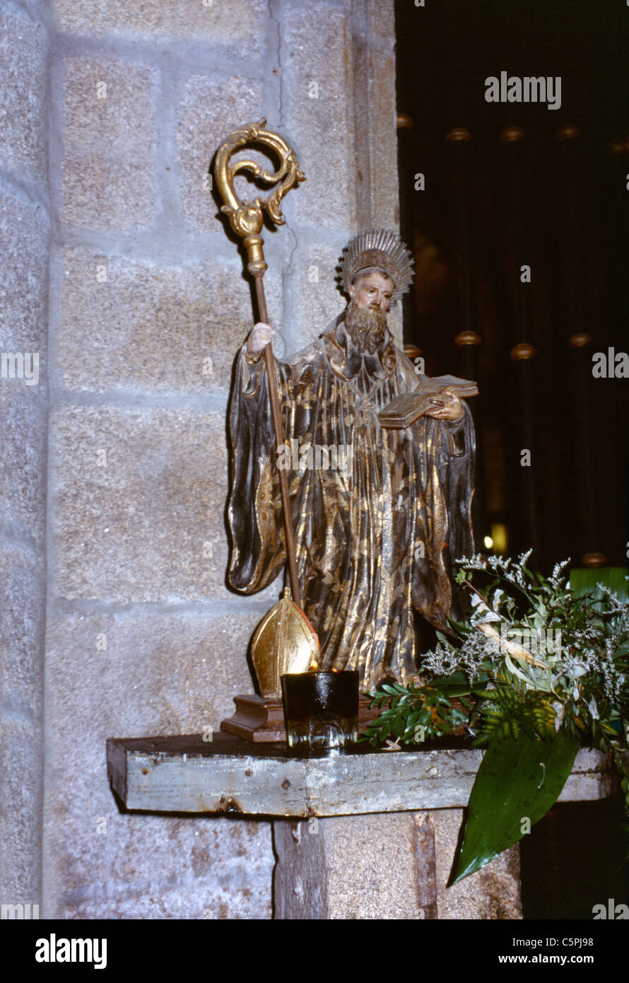Tui Galice Espagne Statue d'un saint dans une église tenant Sceptre et Réservez Banque D'Images