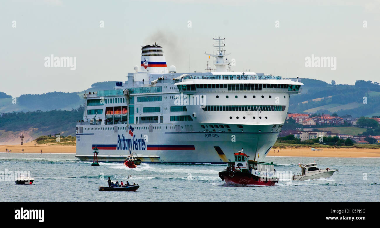 Brittany Ferries MV Pont Aven arrivant à Santander, Espagne Banque D'Images