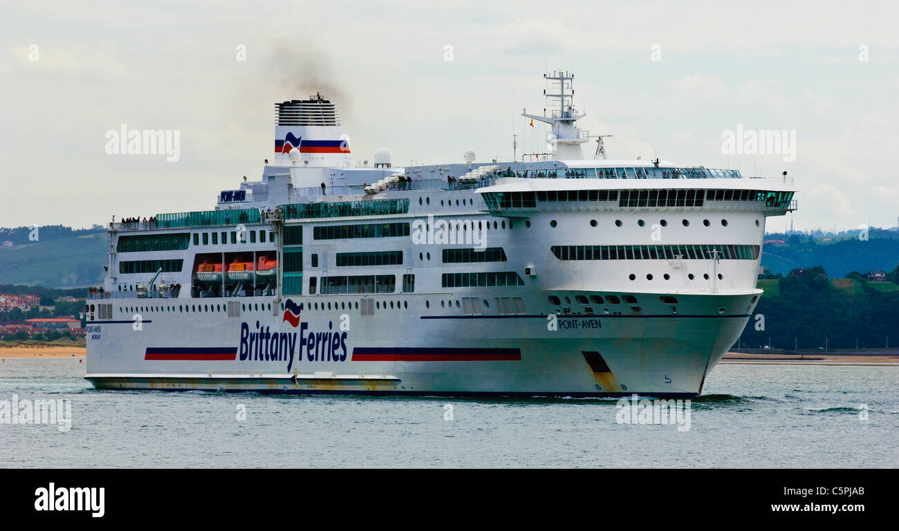 Brittany Ferries MV Pont Aven arrivant à Santander, Espagne Banque D'Images