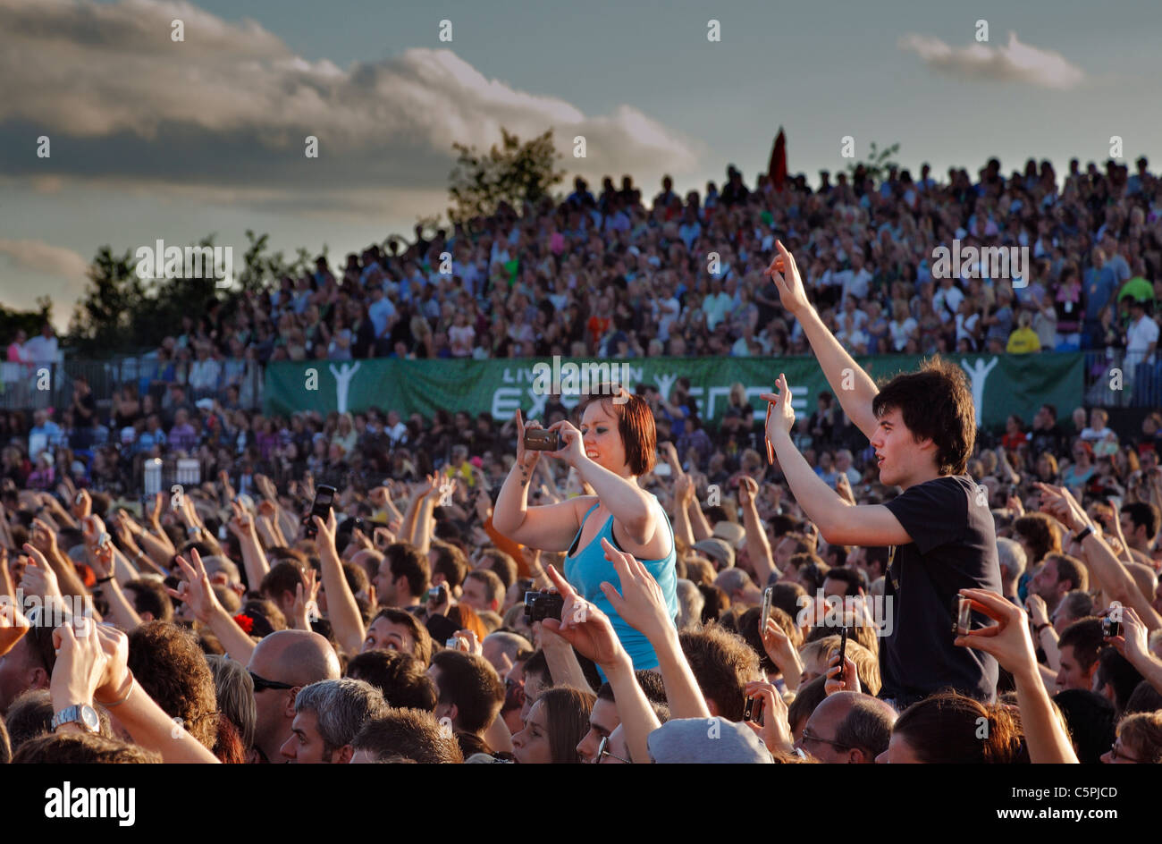 Fans de l'enregistrement d'un concert sur leurs appareils photo numériques et les téléphones mobiles. Banque D'Images