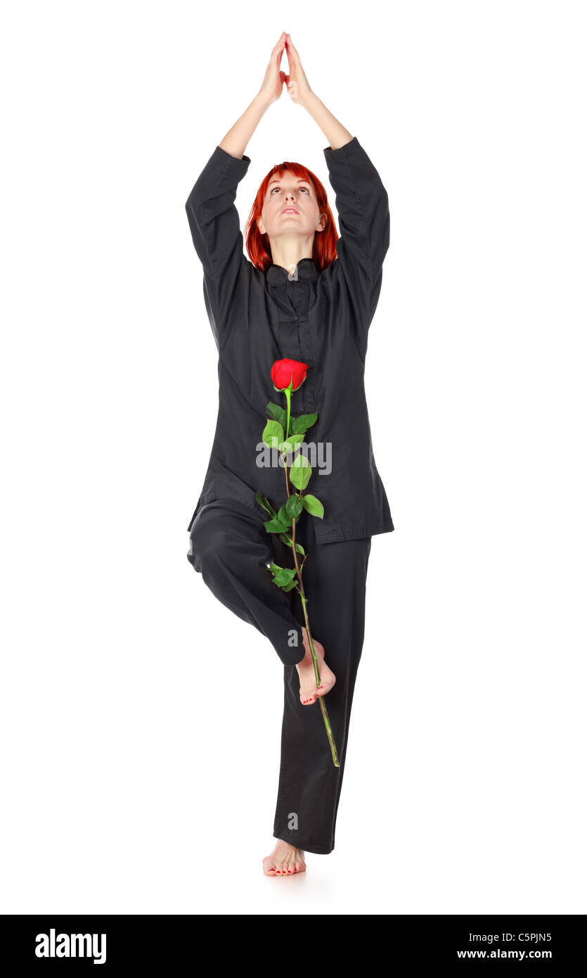 Fille en kimono noir à la rose, isolated on white Banque D'Images