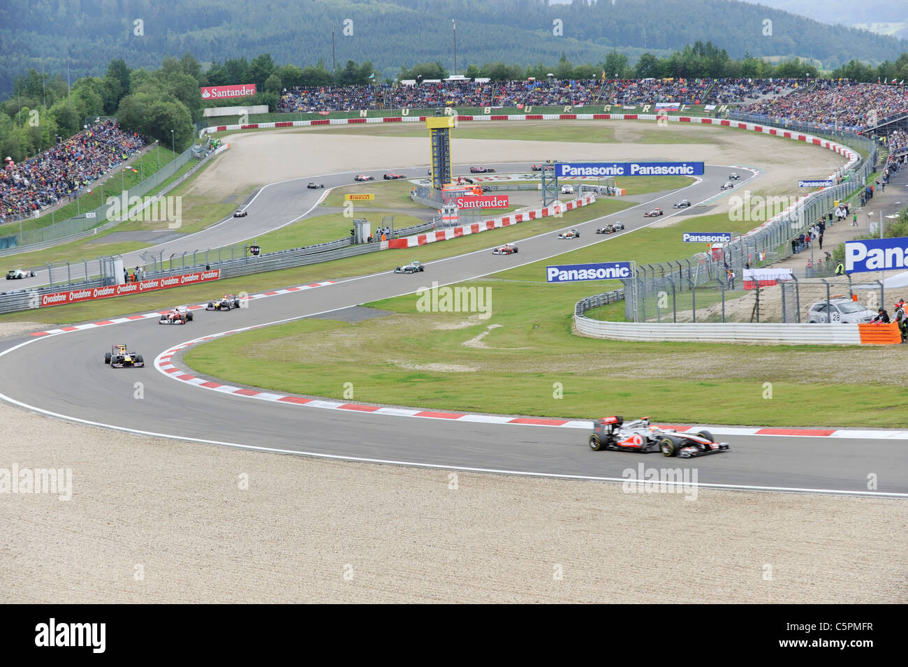 Les voitures de formule 1 Course à travers la courbe Dunlop au Nürburgring au cours de l'Allemand Grand Prix de Formule 1 2011 Banque D'Images