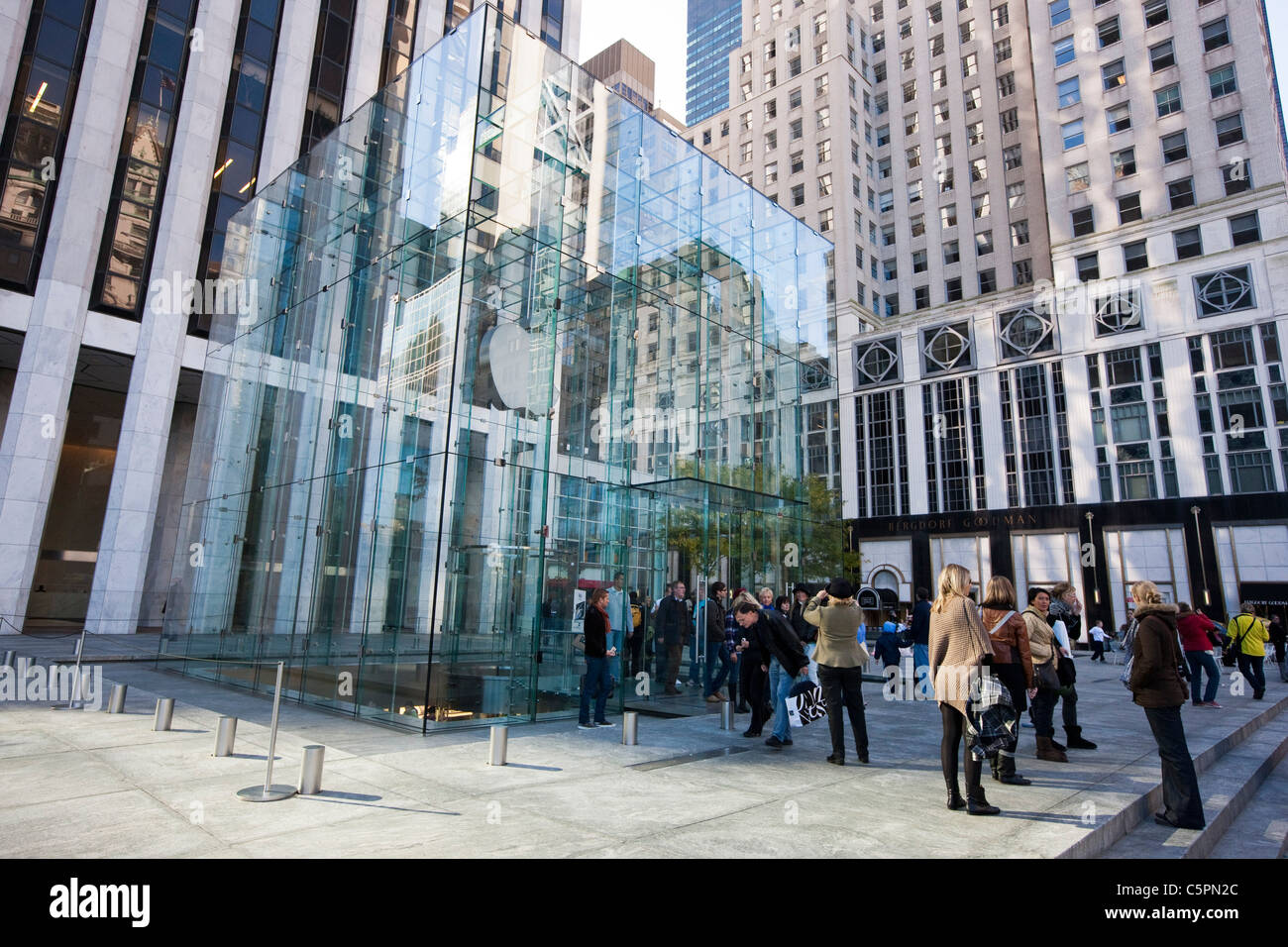 Personnes debout en face de l'Apple Store de la Cinquième Avenue et la 59e Rue à Manahattan, New York Banque D'Images