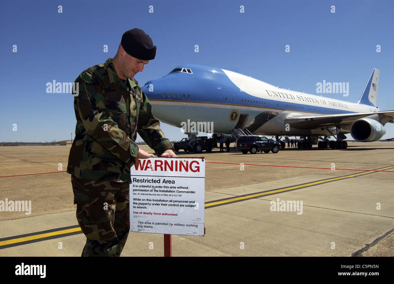 L'Aviateur de l'Armée de l'air américaine fixe le périmètre autour de l'Air Force One, un Boeing 747 VC-25A Banque D'Images