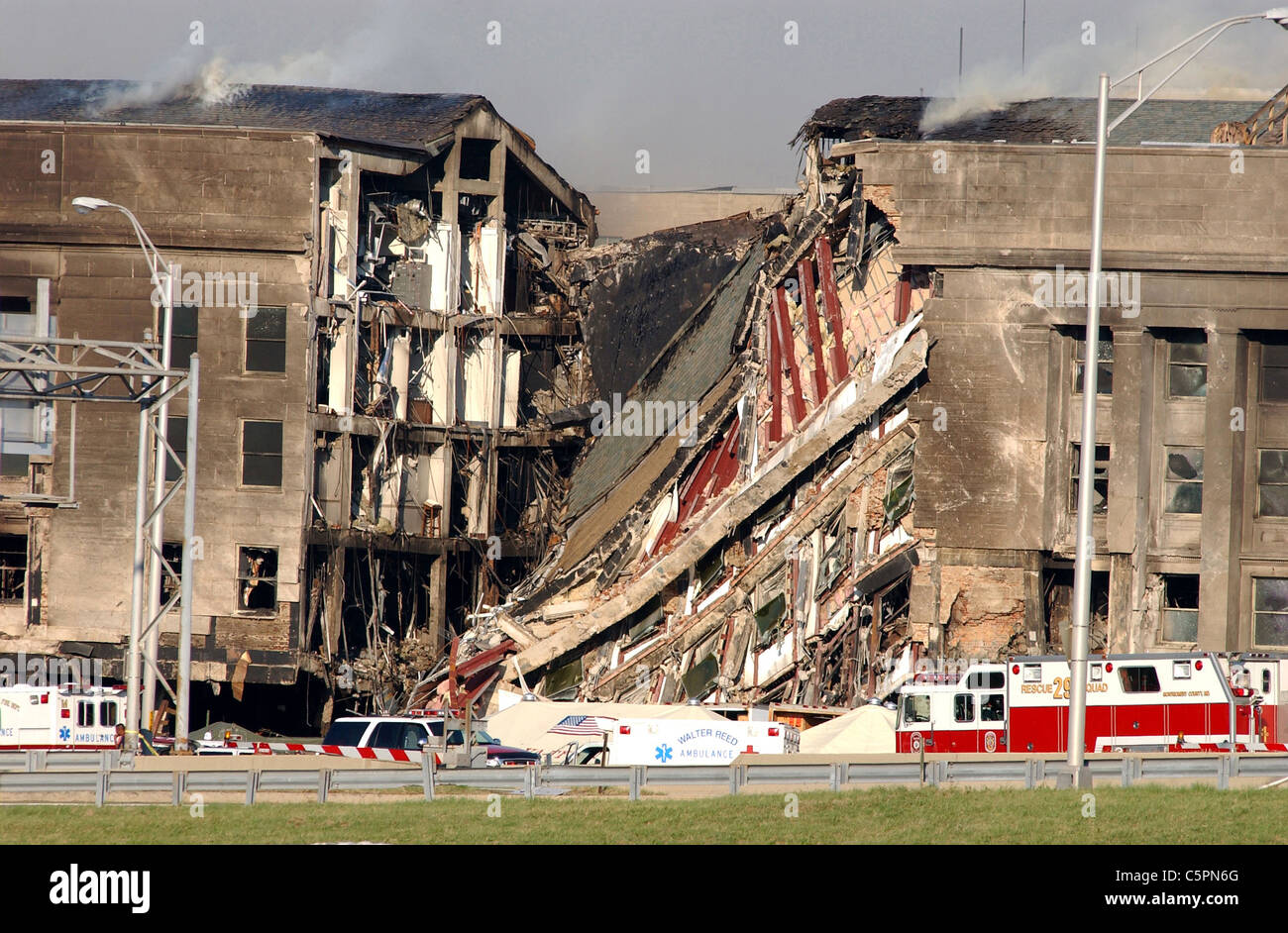 La fumée et les flammes continuent de grimper du pentagone après l'attaque terroriste du 11 septembre 2001 Banque D'Images