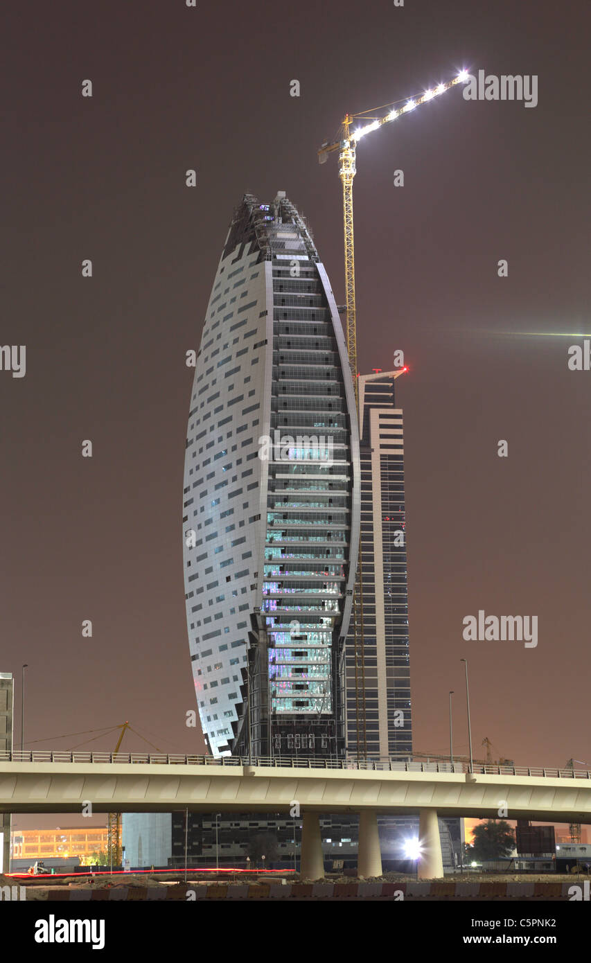 Construction de haut bâtiment moderne dans la nuit. Dubaï, Émirats Arabes Unis Banque D'Images