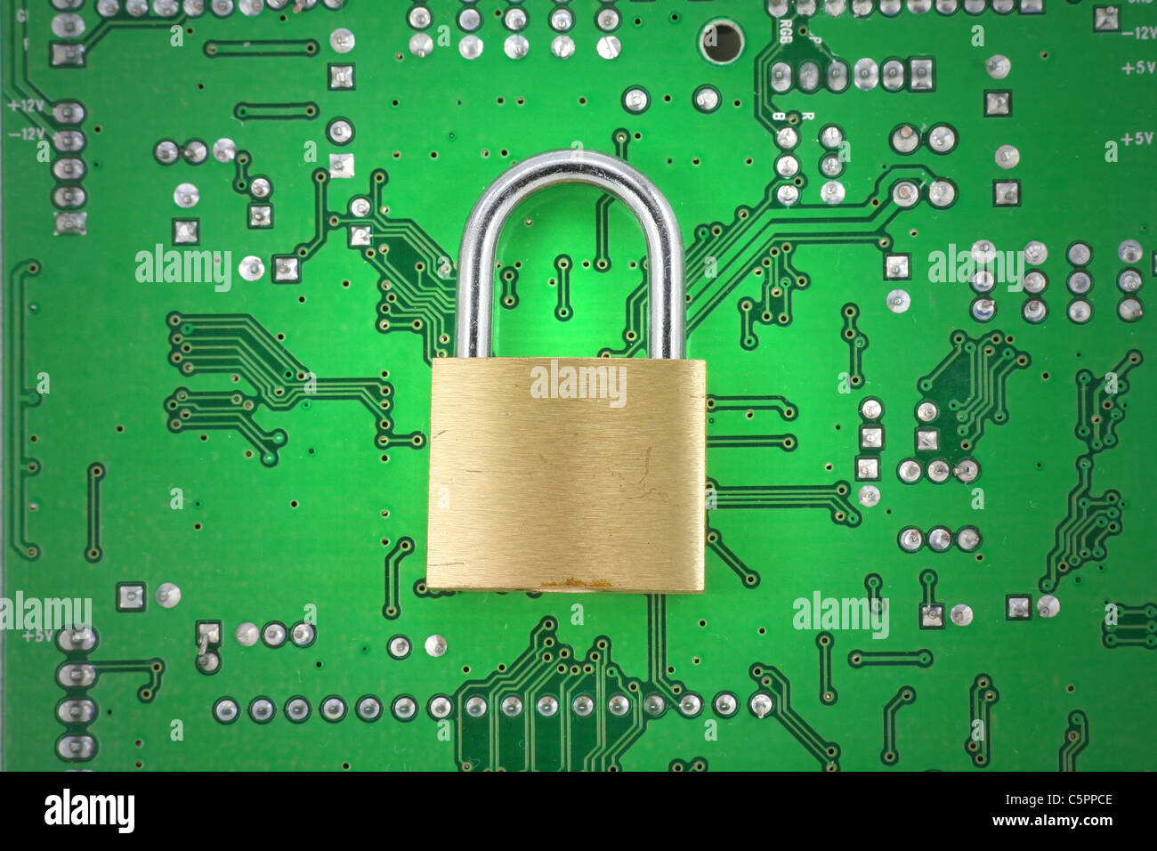 Verrouiller et circuit board, concept de sécurité en ligne Banque D'Images