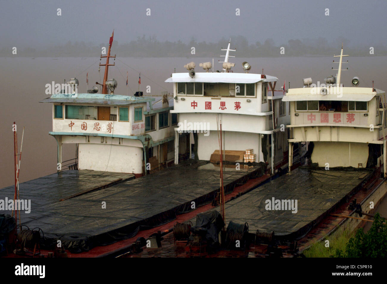 Bateaux cargo en provenance de Chine sont amarrés sur le Mékong à Chiang Sean, en Thaïlande. Banque D'Images
