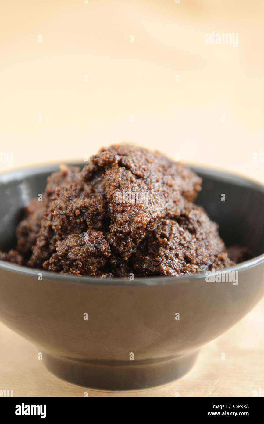 Remplissage traditionnel avec les graines de pavot et sensibilisation utilisée pour cuire des gâteaux et desserts Banque D'Images