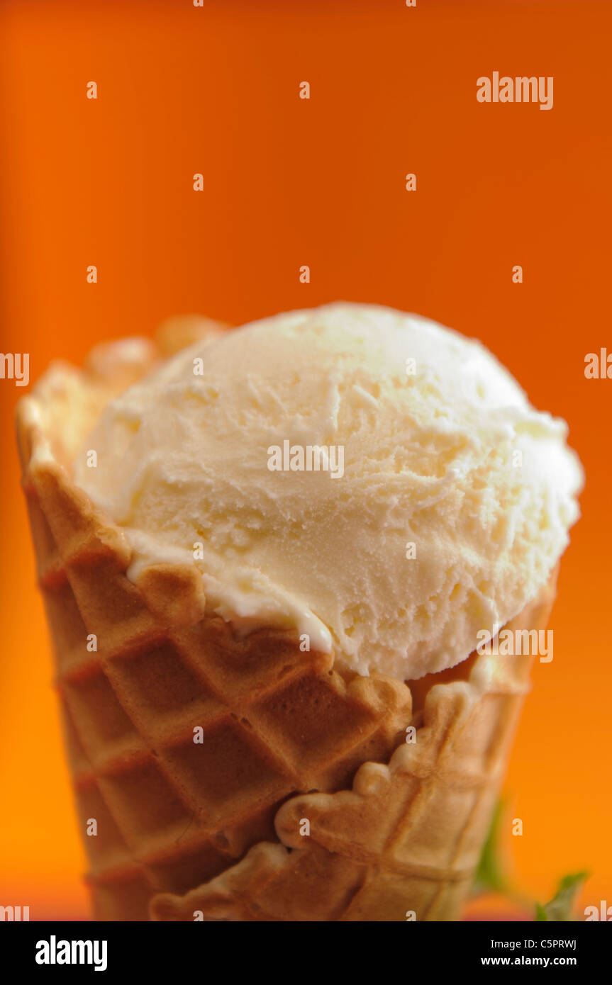 Crème glacée à la vanille dans un cornet gaufré Banque D'Images