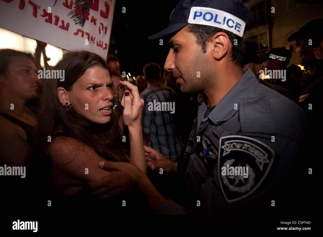 Des policiers israéliens auxquels les manifestants pendant la protestation du coût de la vie à Tel Aviv en Israël. La justice sociale protester également nommé les tentes contestation ont été une série de manifestations en Israël à compter de juillet 2011 impliquant des centaines de milliers de manifestants à partir d'une variété de facteurs socio-économiques s'opposant à la poursuite de l'augmentation du coût de la vie particulièrement dans le secteur du logement. Banque D'Images