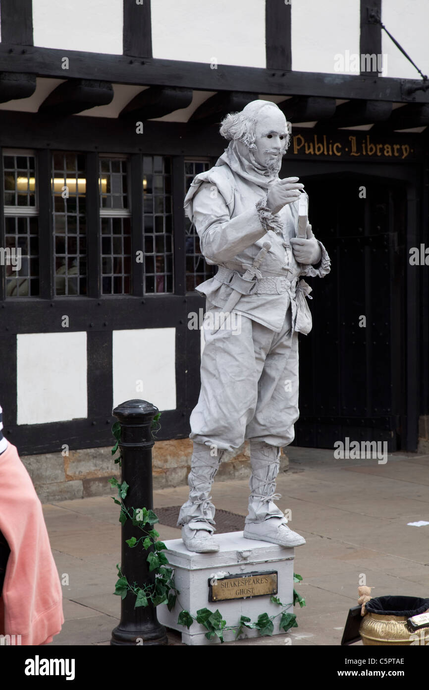 Homme habillé comme socle permanent William Shakespeare de Stratford-upon-Avon bibliothèque extérieur Warkwickshire UK Banque D'Images