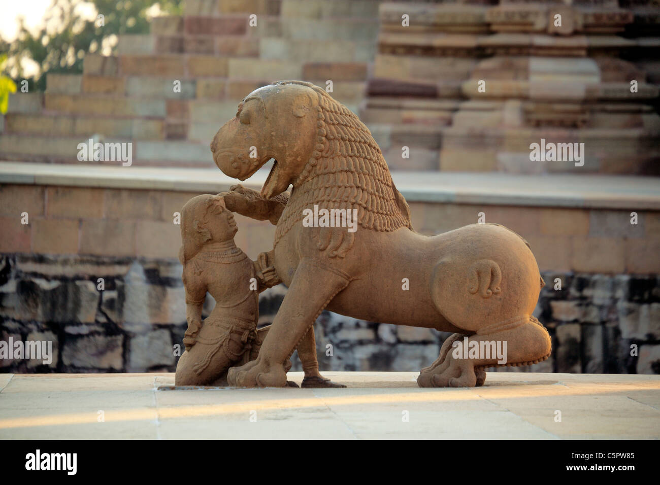 Sculptures au temple hindou, Khajuraho, Madhya Pradesh, Inde Banque D'Images