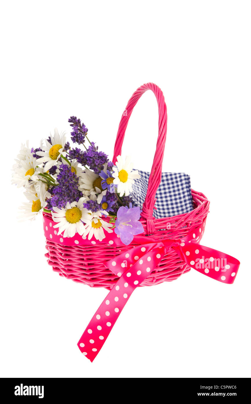 Panier de roses colorées fleurs sauvages isolated over white Banque D'Images