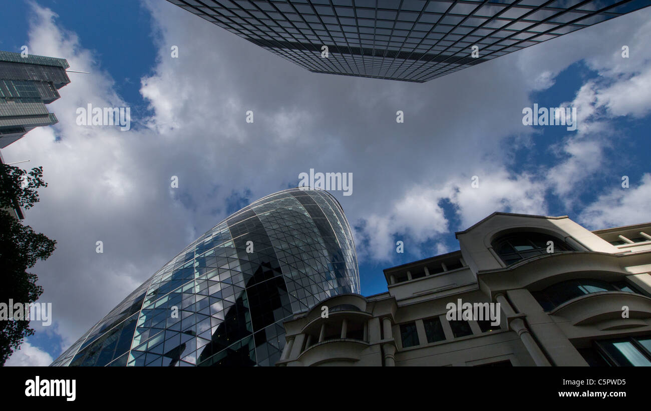 Le Gherkin Building dans la ville de Londres, Angleterre Banque D'Images