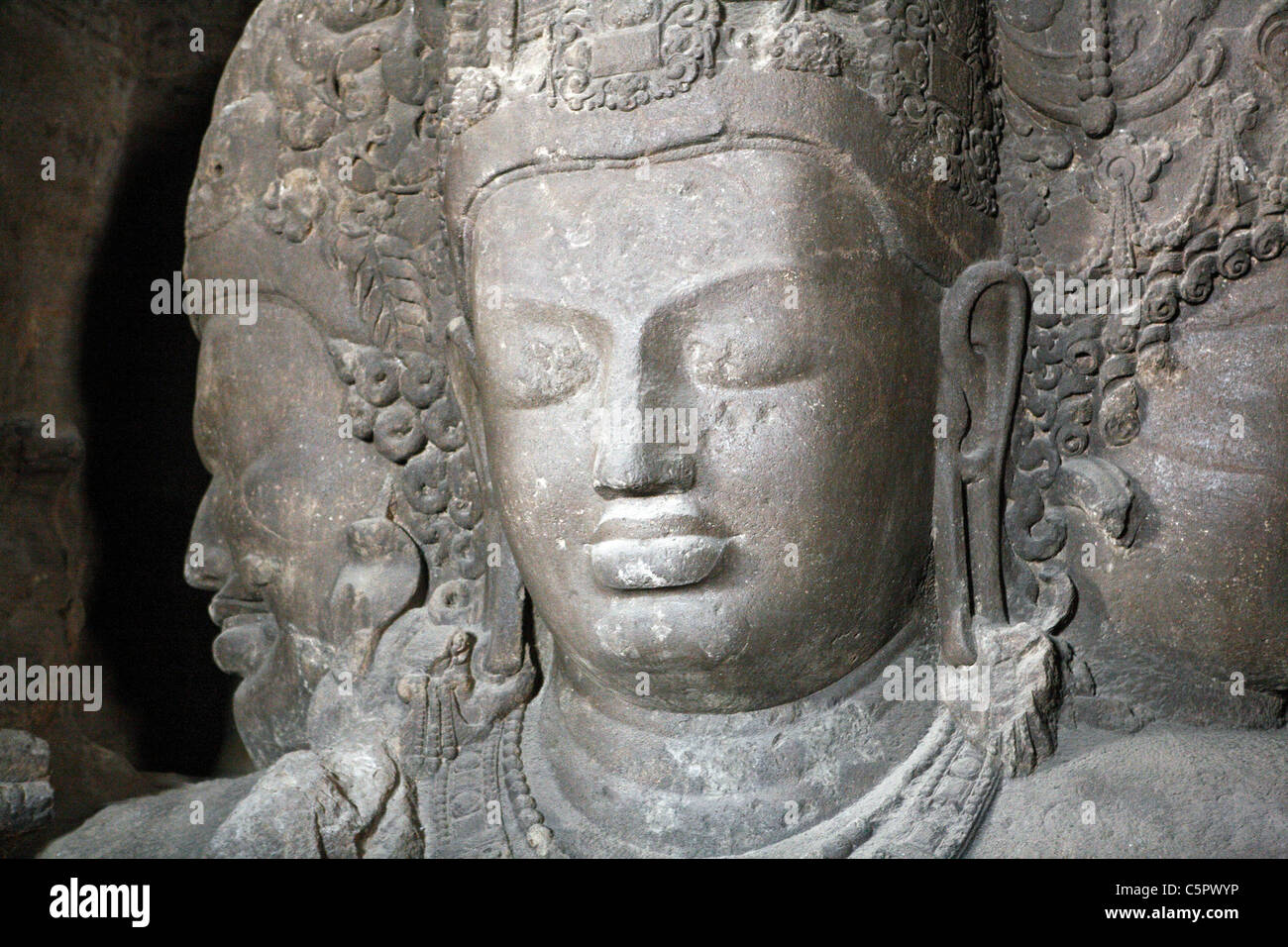 Cave temple, sculpture de Shiva Trimurti (6e siècle), site du patrimoine mondial de l'UNESCO, l'île d'Elephanta près de Bombay, Inde Banque D'Images