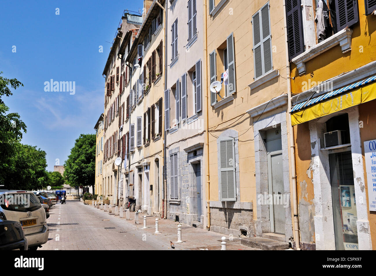 L'ancien français typiques maisons de banlieue et des appartements dans une allée bordée de pavés blancs petits bollards, Toulon Banque D'Images