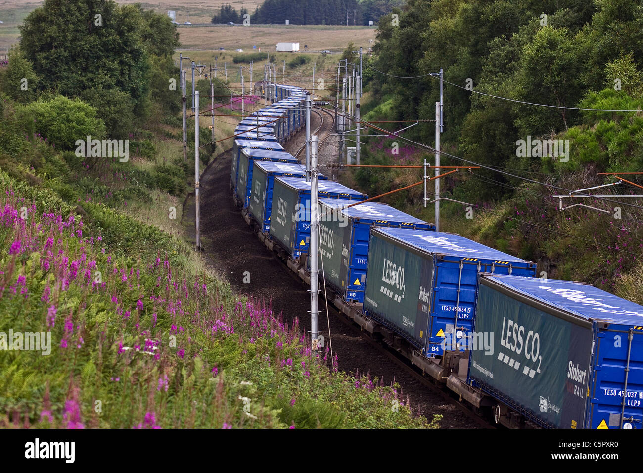 Curtain-Sided bleu Co2 Tesco distribution Intermodal & fournitures par le transport ferroviaire. Moins de Co2 ,Eddie Stobart Long diesel train de fret à Shap, Cumbria Banque D'Images