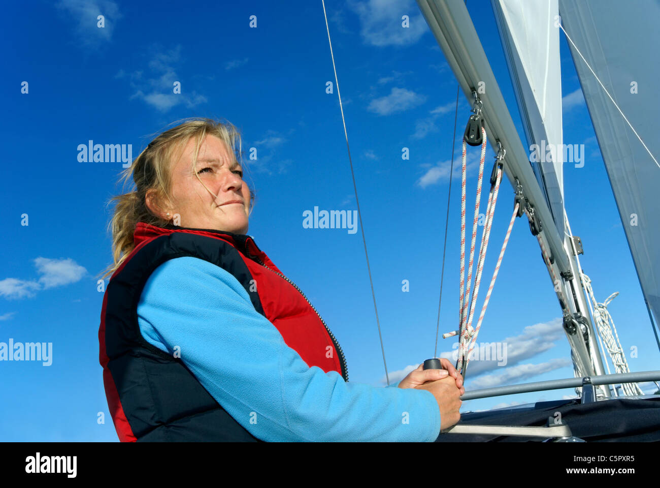 Yacht à voile à la femme blonde (communiqué de modèle) Banque D'Images