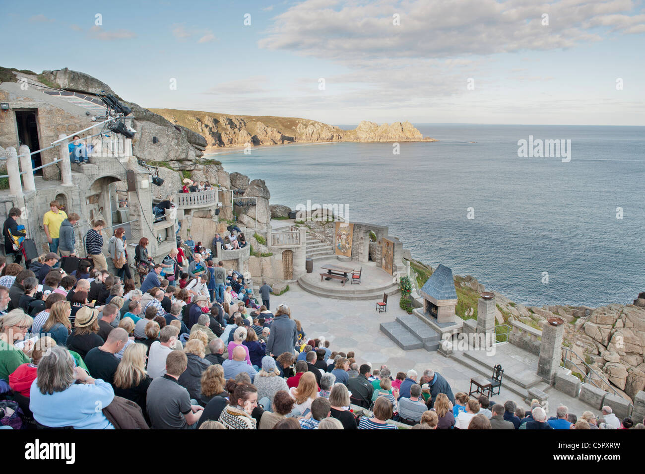 Amateurs de théâtre attendent le début d'un spectacle au théâtre Minack près de Land's End, Conrwall. Banque D'Images