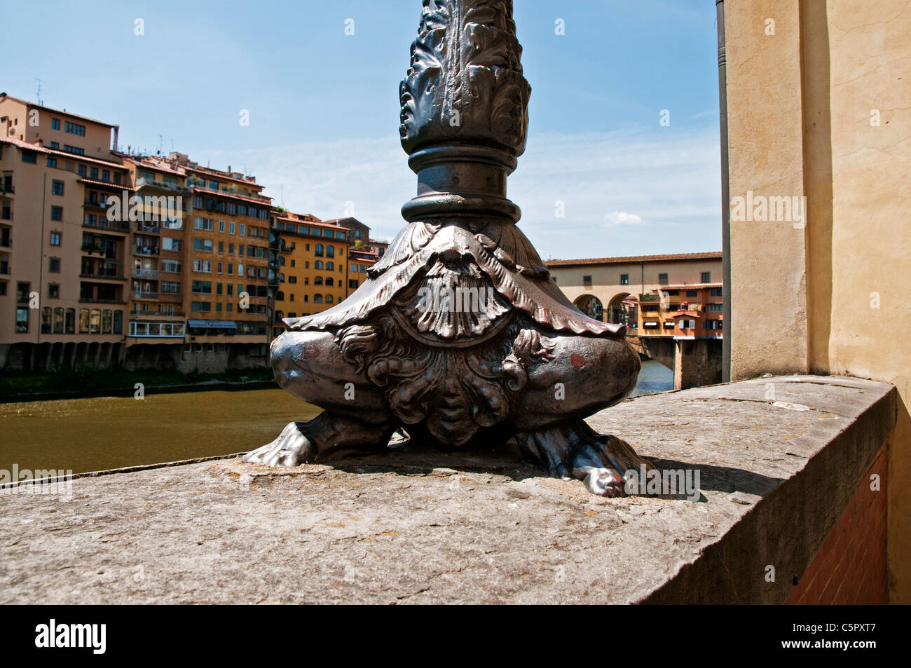 Une base de lampadaire sculpté un monstre mythique avec les jambes et les pieds sans doute en fonte ou acier, Florence Banque D'Images