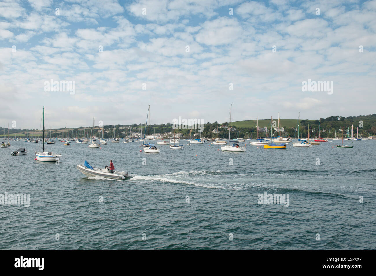Un petit bateau sppeds à travers le port de Falmouth. Banque D'Images