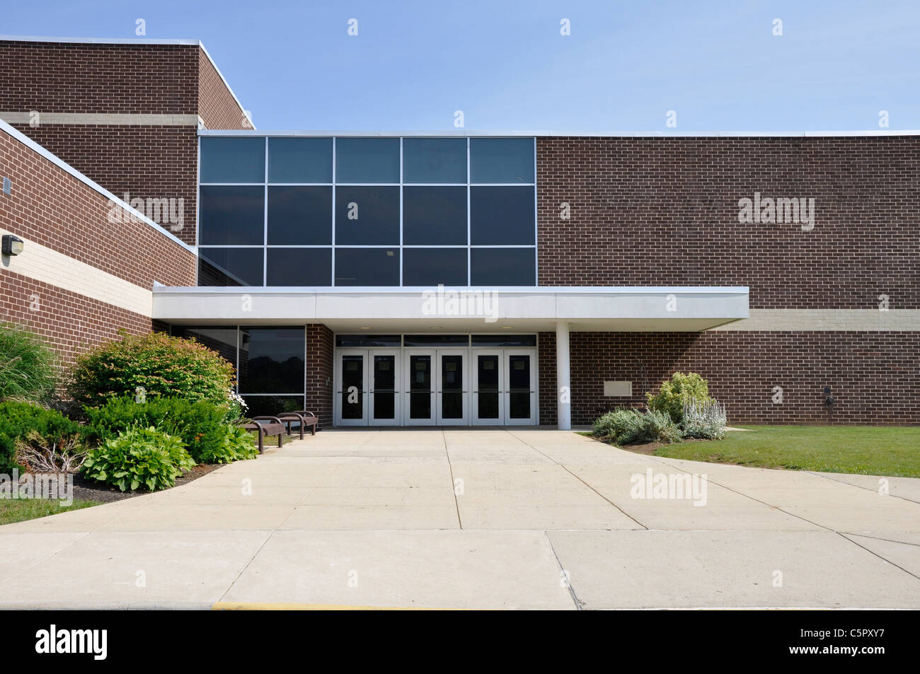 Extérieur d'une école primaire moderne Banque D'Images