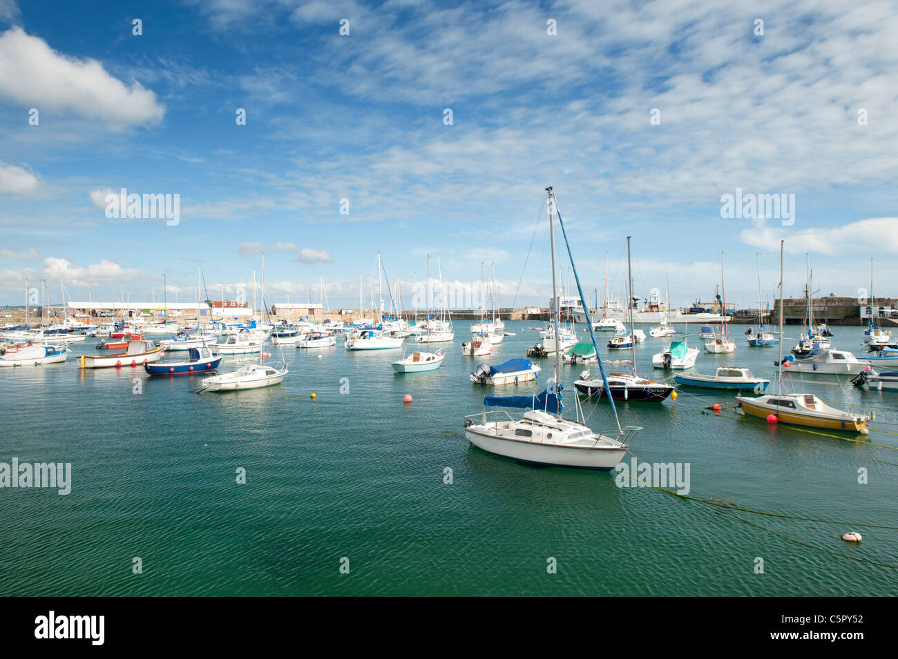 Le port pittoresque, occupé avec des bateaux, à Penzance, Cornwall. Banque D'Images