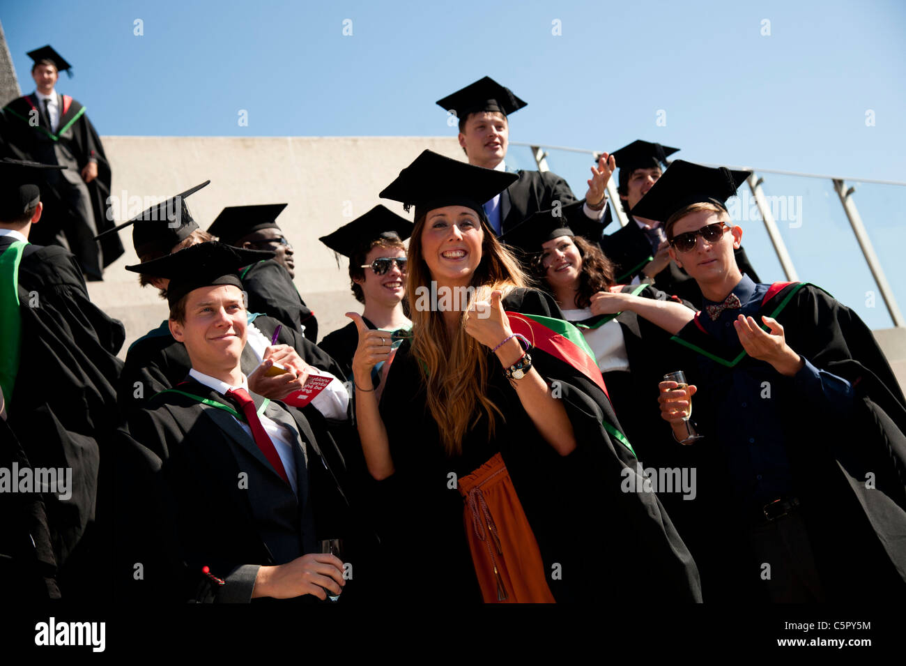 Les élèves qui sortent de l'université d'Aberystwyth le jour de la remise des diplômes, UK Banque D'Images
