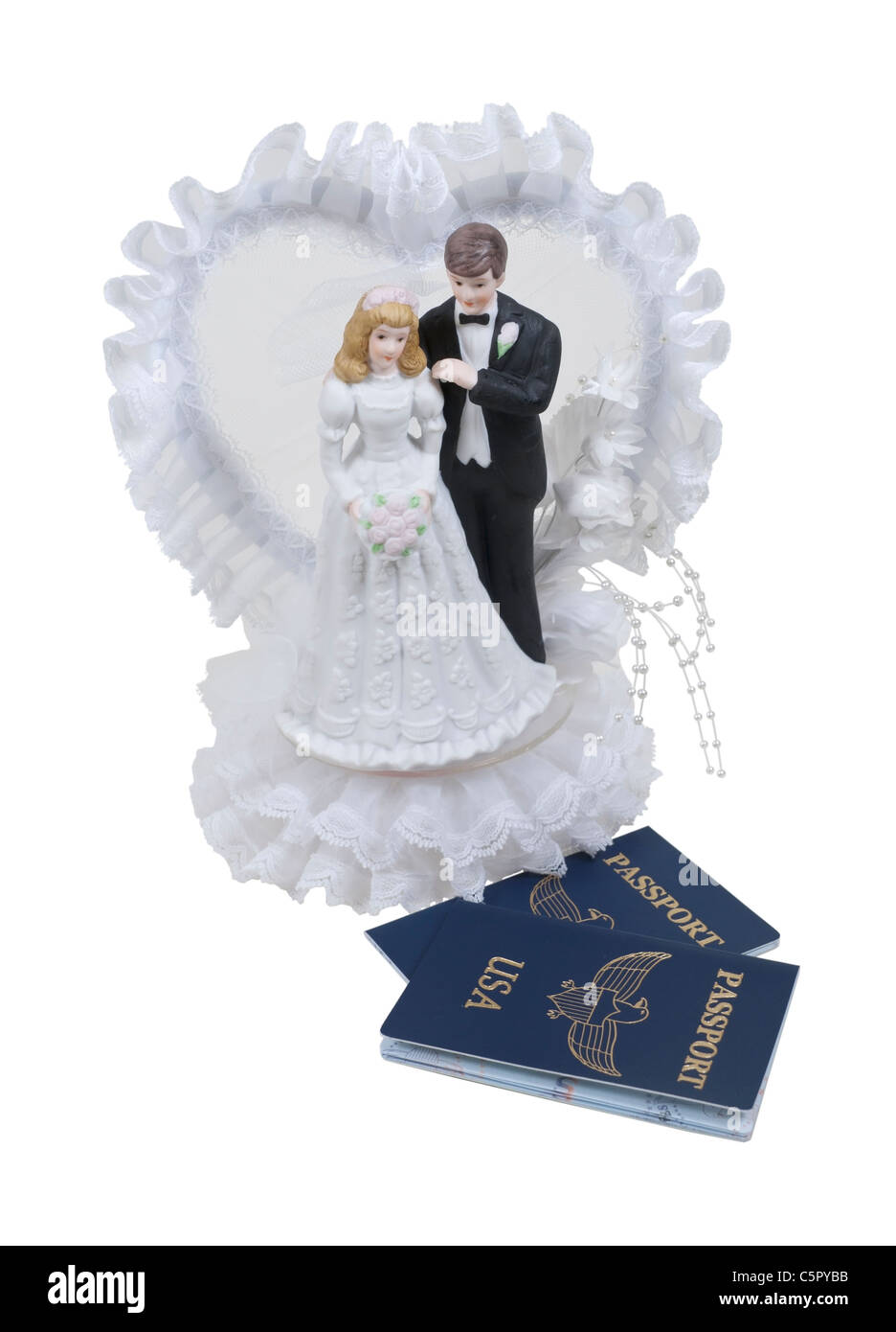 Les jeunes mariés illustré par une bride and groom cake topper et de passeports pour les voyages - Chemin inclus Banque D'Images