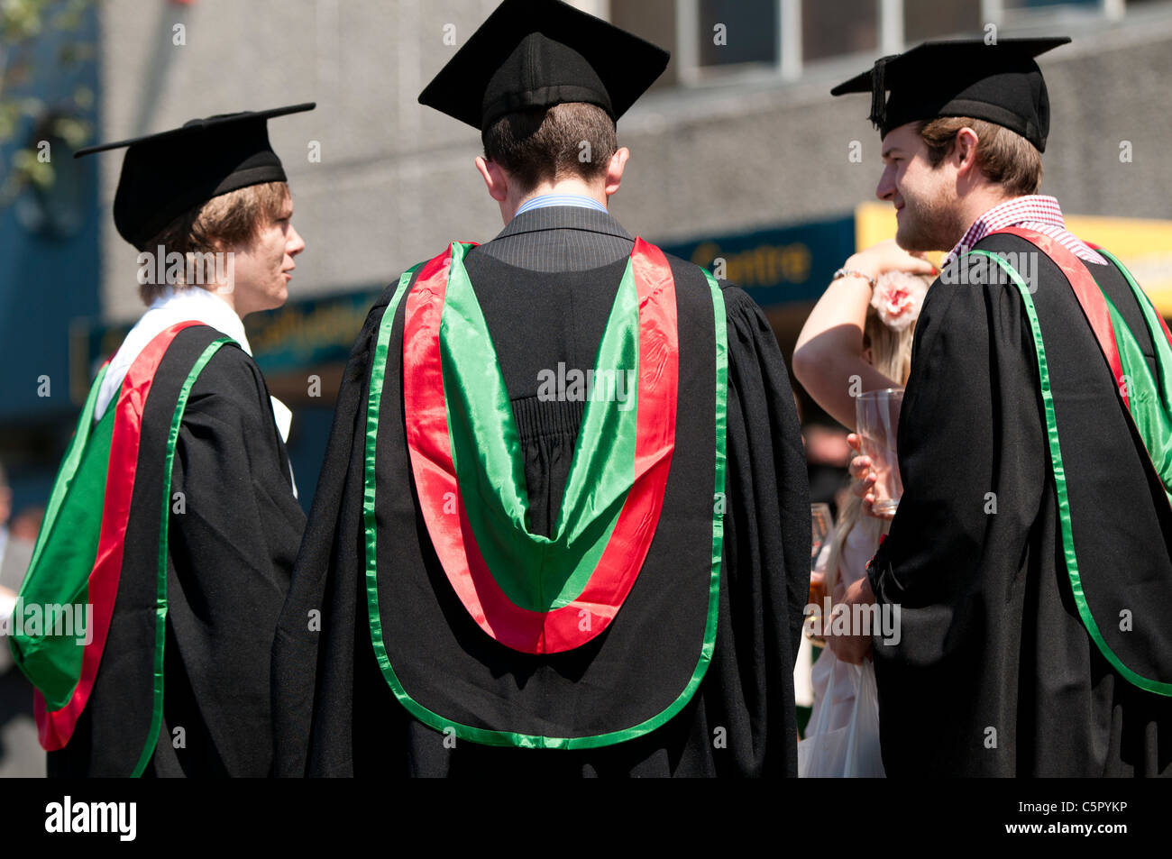 Les élèves qui sortent de l'université d'Aberystwyth le jour de la remise des diplômes, UK Banque D'Images
