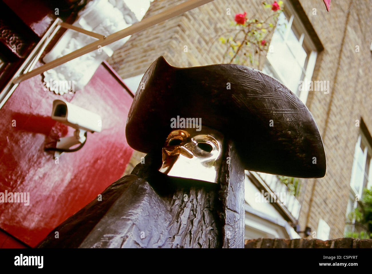 379 en bois laiton avec masque et caméra de surveillance à Londres Banque D'Images