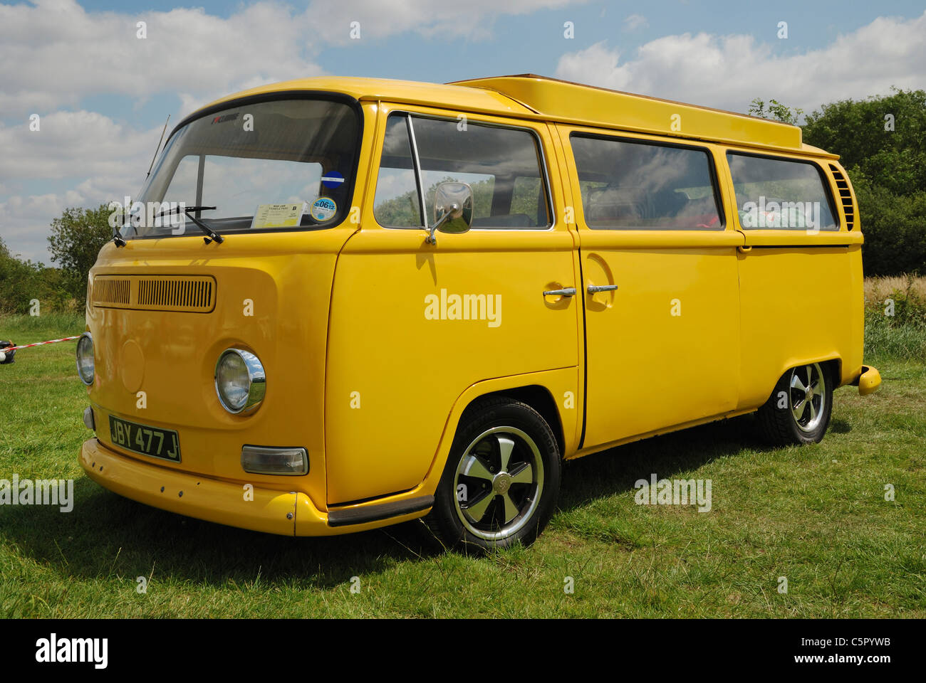 Un 'early bay' VW bus. Santa Pod, Northants, England. Banque D'Images
