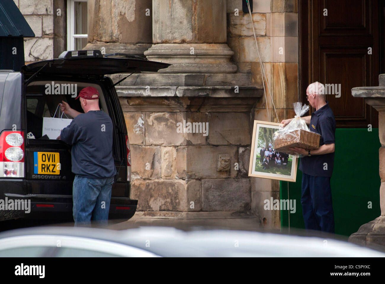 Des cadeaux de mariage de Zara Phillips et Mike Tyndall sont chargés dans une voiture le palais de Holyroodhouse le jour après leur mariage Banque D'Images