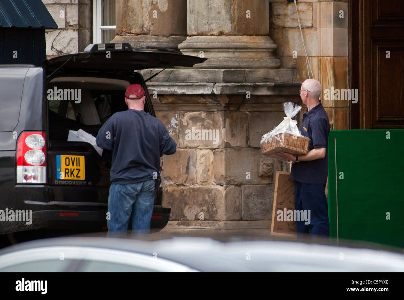 Des cadeaux de mariage de Zara Phillips et Mike Tyndall sont chargés dans une voiture le palais de Holyroodhouse le jour après leur mariage Banque D'Images