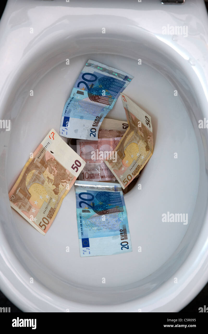 Le rinçage d'euros dans les toilettes Banque D'Images