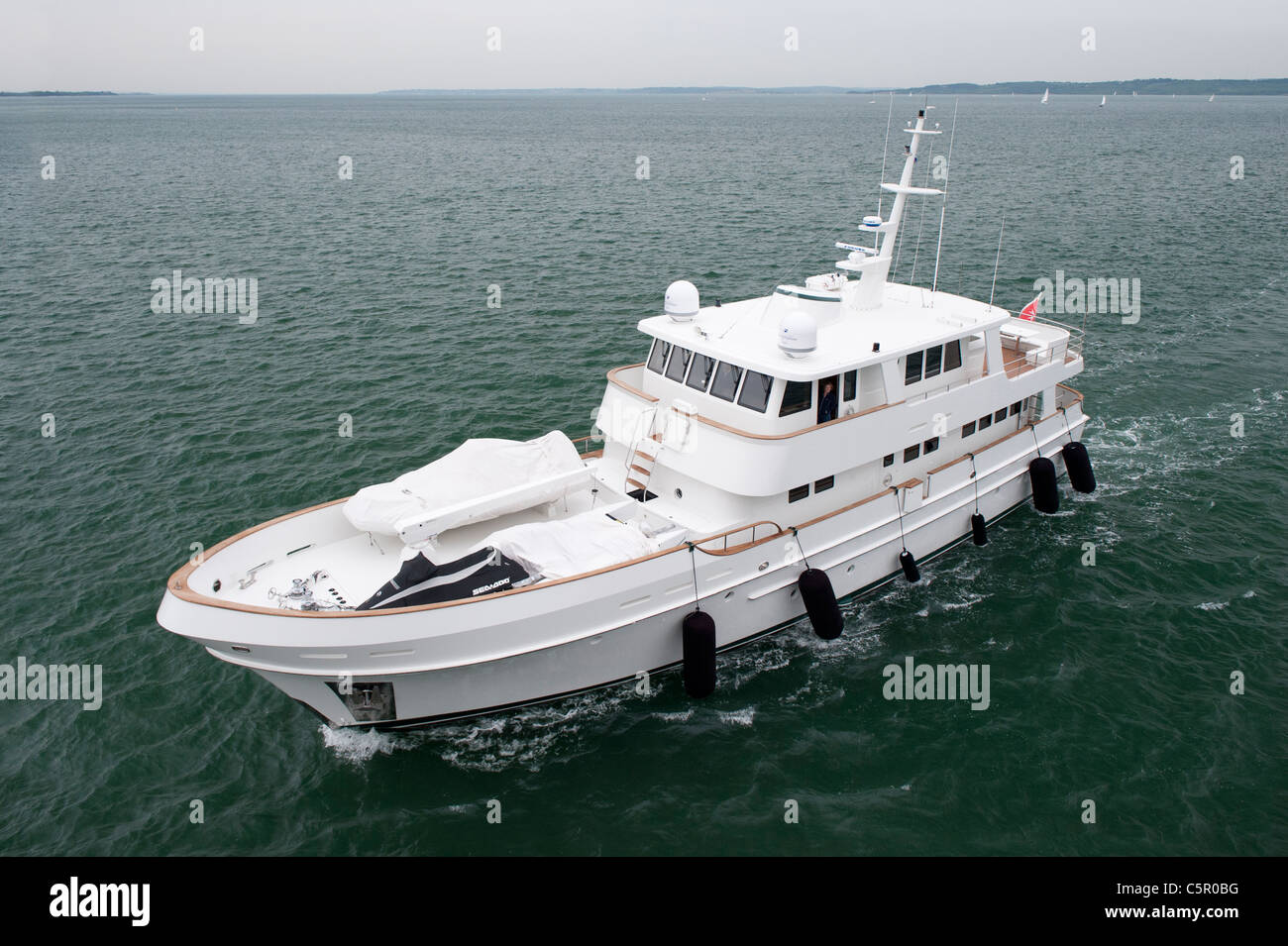 Un grand yacht sails sur le Solent de l'île de Wight à Lyminton, Hampshire. Banque D'Images