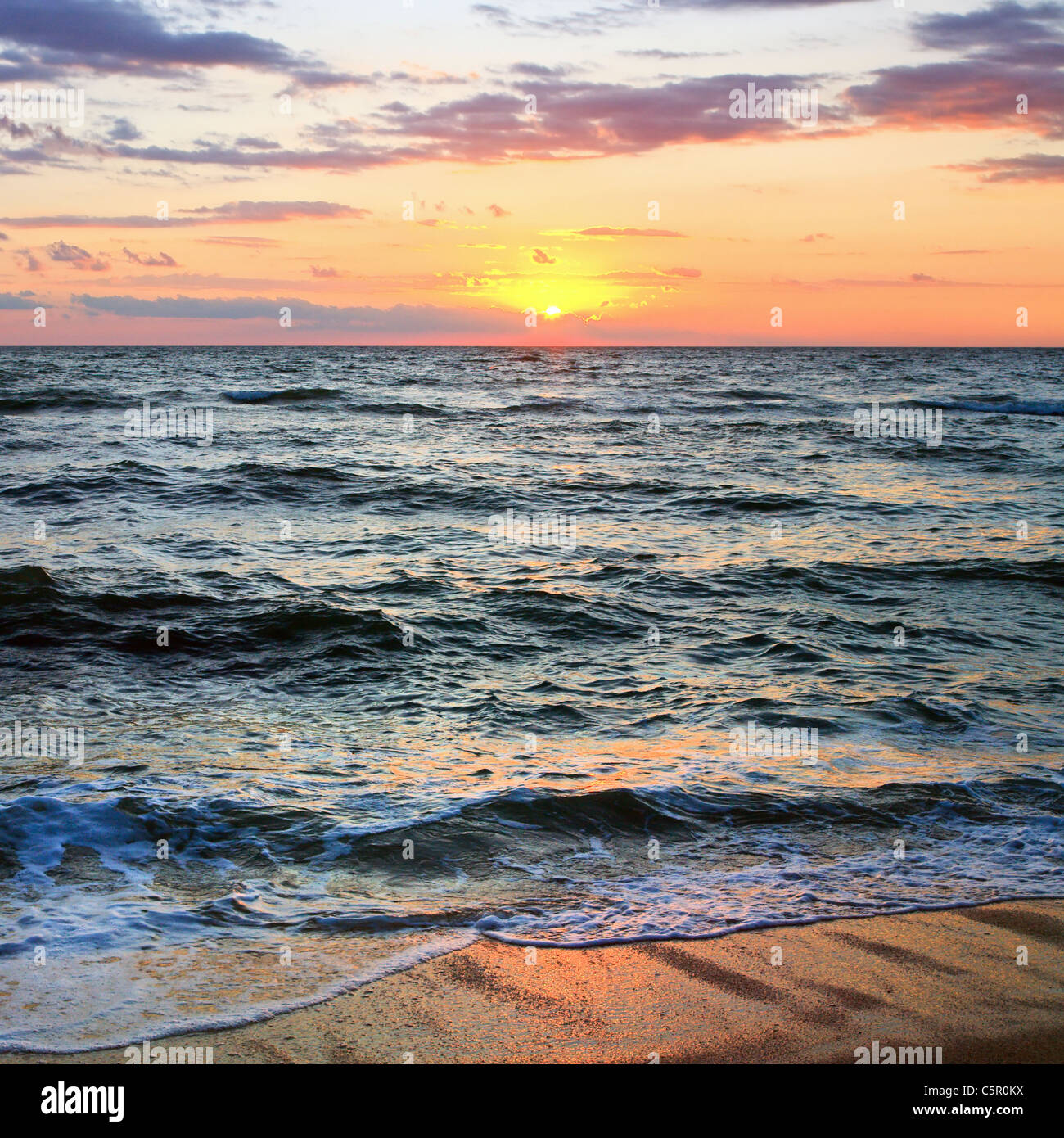 Sea Sunset surf grande vague casser sur littoral Banque D'Images