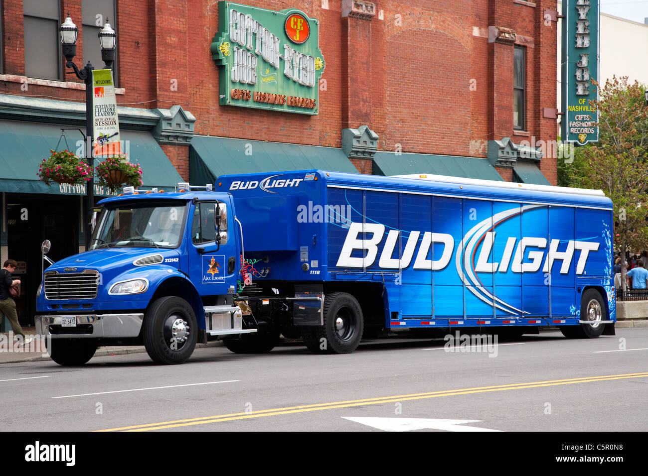 La bière Budweiser, Bud Light des camions de livraison de Broadway Nashville Tennessee USA Banque D'Images