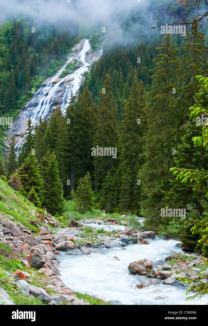 Belle cascade de montagne alpes vue d'été Banque D'Images
