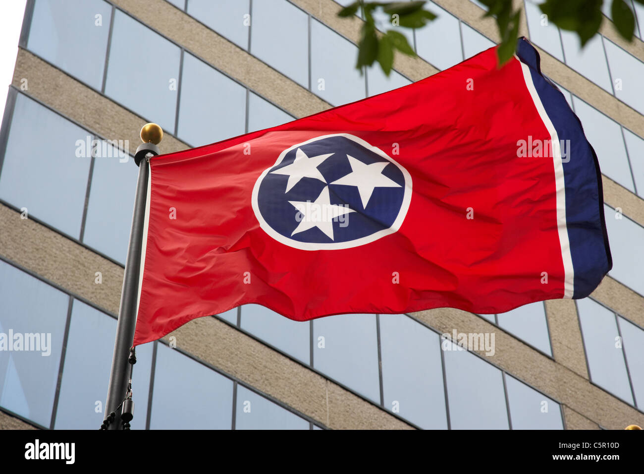 Tennessee State flag flying outside office building dans le centre de Nashville Tennessee USA Banque D'Images