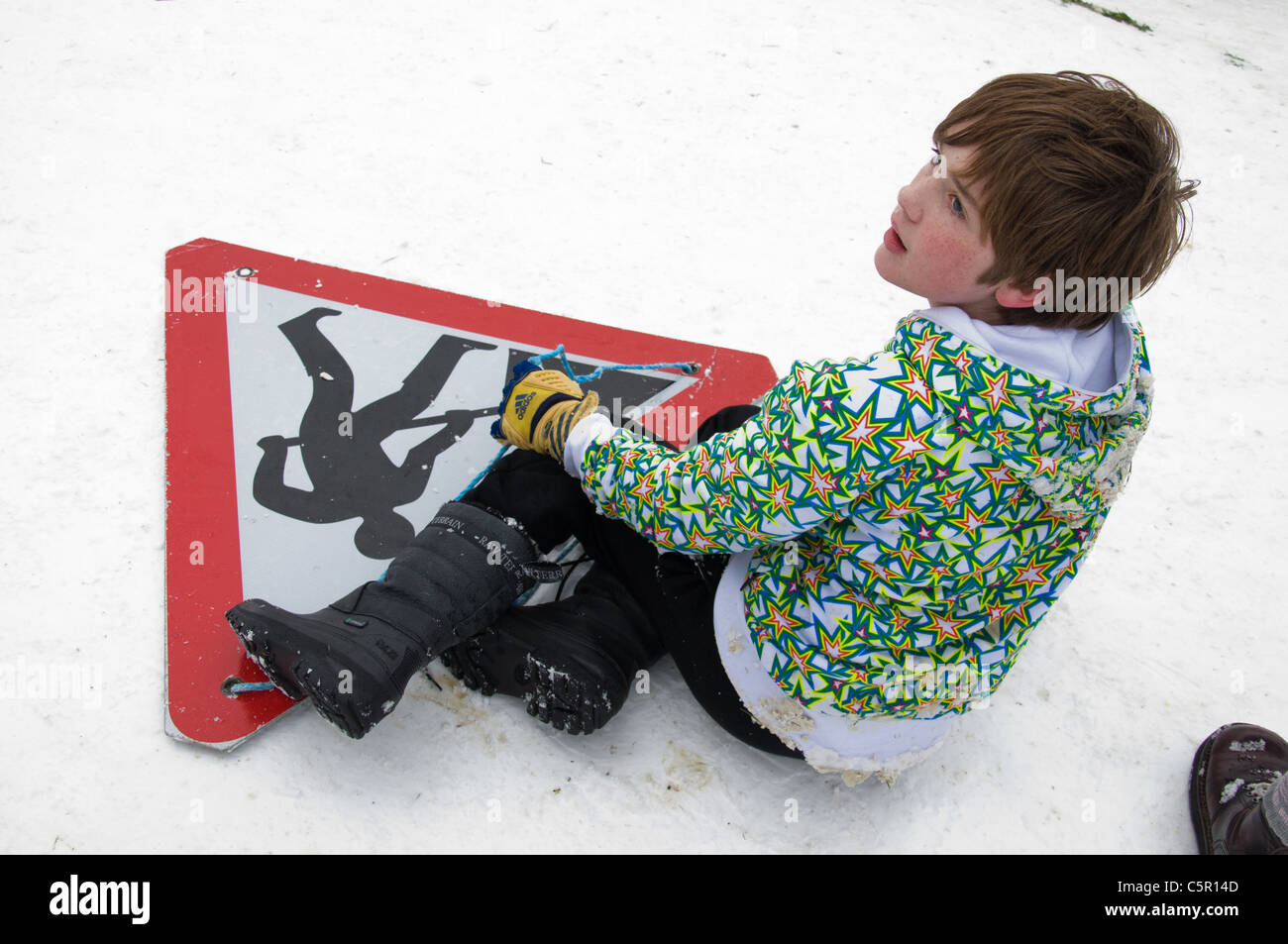 Jeune garçon profiter de la neige sur Primrose Hill, Londres Banque D'Images